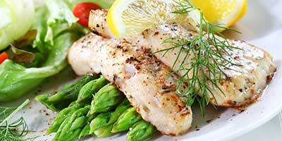 grilled fish with lemon and asparagus